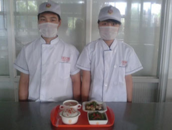 學(xué)校要按照“一校一案”原則，確保學(xué)生就餐安全。